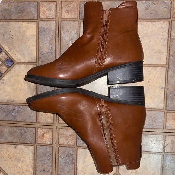 Chelsea boots with side zipper - Picture 13 of 16